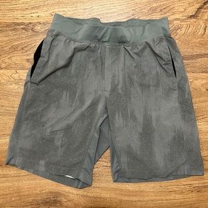 Lululemon men’s grey shorts